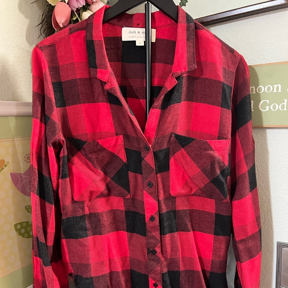Cloth & Stone HI/Low Red and Black Plaid Shirt #028